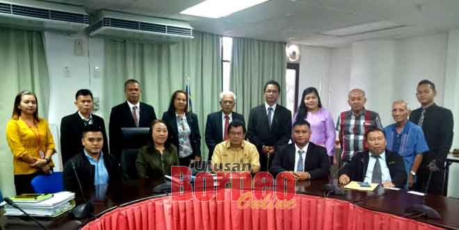  Kunsilor Kanyan (duduk, dua ari kanan), Penghulu Ngalai (duduk tengah) sereta begulai enggau raban ke bukai lebuh ti nemuai lalu baum ba Opis JTS Sibu maya nya.