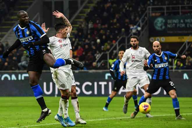  Sebahagian daripada babak-babak aksi perlawanan Piala Itali di antara Inter Milan dan Cagliari di Stadium San Siro, Milan. — Gambar AFP