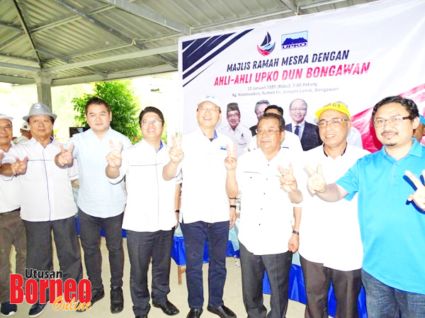  Ewon dan pimpinan UPKO yang hadir menunjukkan isyarat 'dua' yang merujuk kepada calon WARISAN, Datuk Karim Bujang.