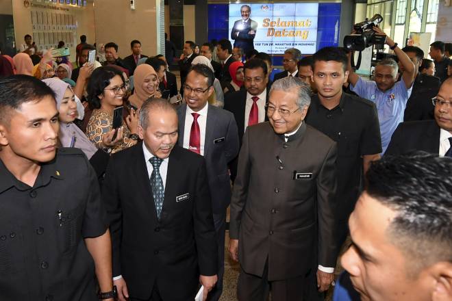 Dr Mahathir diiringi Mohd Gazali Abas (dua, kiri) hadir pada sesi taklimat di Kementerian Pendidikan hari ini. - Gambar Bernama.