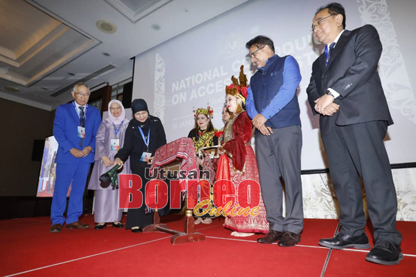 Maimun malu tawak kelai bejadi 'National Colloquium On Access To Justice 2020', seraya diperatika (dua,  kanan)  Niyol enggau (kiba) Wong sereta kebukai,  seharitu.  - Gambar Chimon Upon