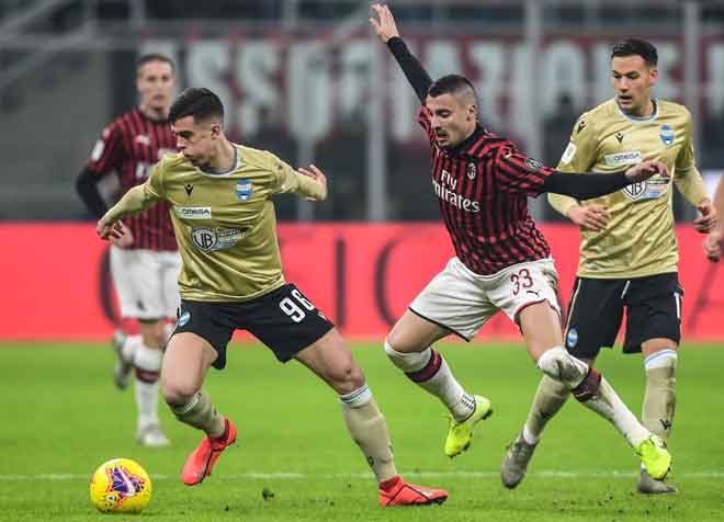  Antara babak-babak aksi Piala Itali pusingan 16 terakhir di antara AC Milan dan SPAL di Stadium San Siro. — Gambar AFP