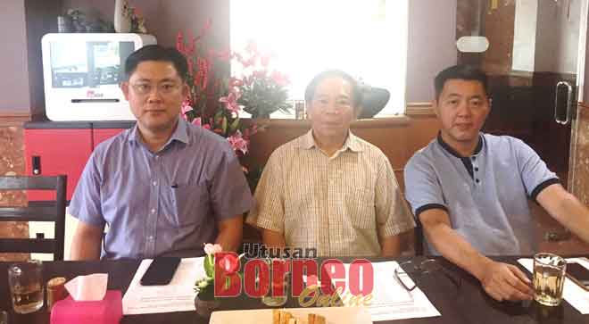  Kuo (tengah), Hii (kiri) dan Ung pada sidang media di Sibu semalam.