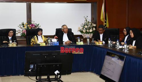 Tengku Maimun (dua ari kiba)  disempulang Wong (tiga ari kiba)  beratika sistem AI Kort Tinggi Sabah enggau Sarawak,  seraya diperatika sida kebukai nyerumba Majlis Pembukaan Tahun Perundangan 2020 Kort Tinggi Sabah enggau Sarawak ditu seharitu.  - Gambar Muhamad Rais Sanusi