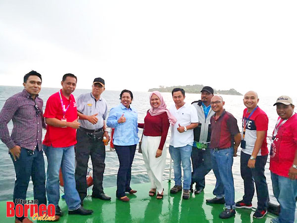  Dr. Fary (empat kiri) bersama peserta rombongan Program Cruise Trip anjuran Perbadanan Labuan baru-baru ini.