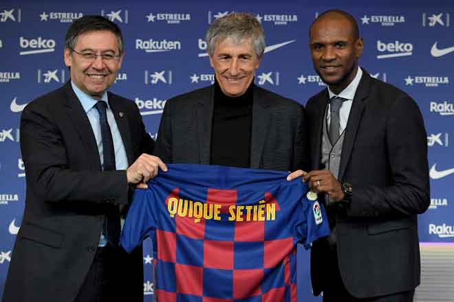  Presiden Barca, Josep Maria Bartomeu (kiri) bersama pengarah bola sepak, Eric Abidal (kanan) memberikan ‘pose’ bersama Setien sambil memegang jersi semasa majlis pengenalan di Barcelona. — Gambar AFP