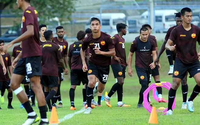  Pemain tengah Selangor, Mohammad Safuan Baharudin (tengah) ketika sesi latihan bagi persiapan menghadapi Kejohanan Asia Cup Challenge 2020 di Padang SUK Shah Alam. — Gambar Bernama