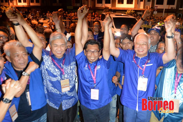  Najib (kanan) bersama Ahmad Zahid (dua kiri) dan Bung Moktar (kiri) mengangkat tangan Mohamad (dua kanan) selepas keputusan PRK Kimanis diumum memihak kepada BN malam semalam. - Gambar oleh James Tseu.