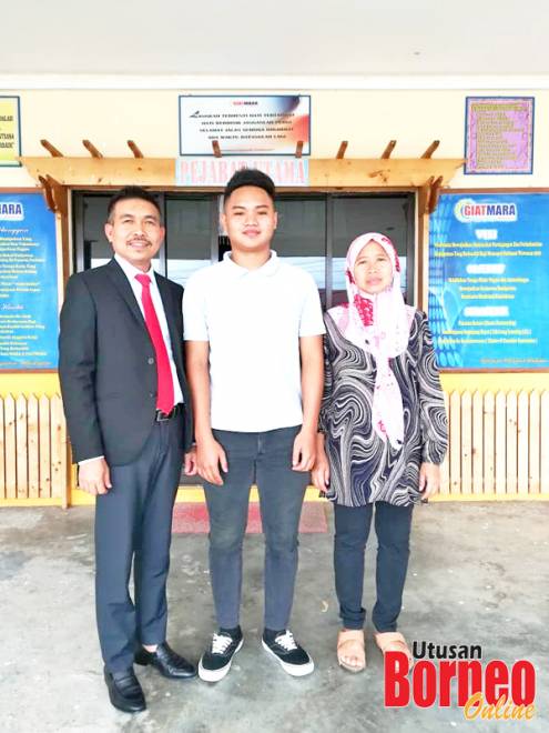  Jamidol (kiri) merakamkan gambar kenangan bersama pelatih yang berjaya melanjutkan pelajaran ke tahap diploma di IKM TSYA Pekan Pahang.