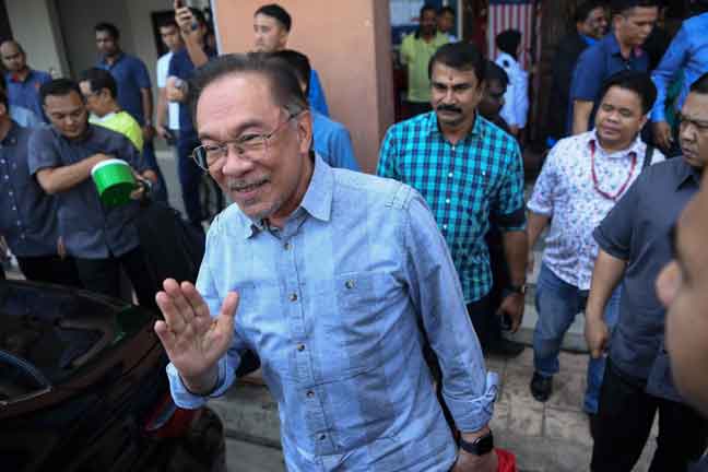  Anwar meninggalkan Ibu Pejabat PKR selepas Mes-yuarat Majlis Pimpinan Pusat PKR di Kuala Lumpur semalam. — Gambar Bernama