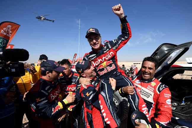  Sainz (tengah) meraikan kemenangannya bersama naib juara, Nasser Al-Attiyah (kanan) dan pemenang tempat ketiga, Stephane Peterhansel dari Perancis pada perlumbaan Dakar Rally di Arab Saudi. — Gambar AFP