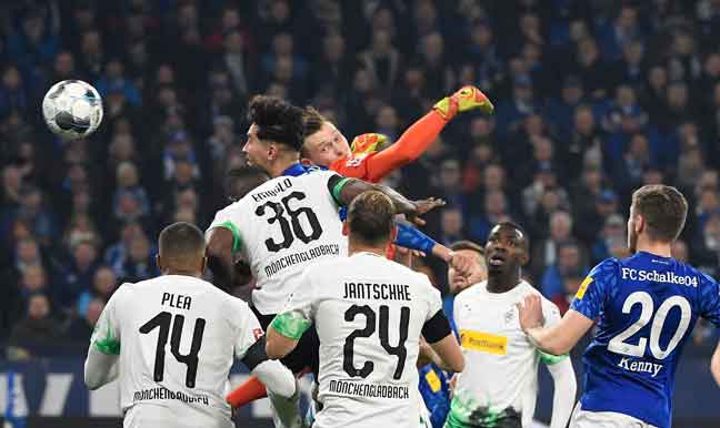  Sebahagian daripada babak-babak aksi perlawanan Bundesliga Jerman di antara Schalke dan Moenchengladbach di Gelsenkirchen. — Gambar AFP