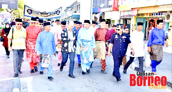  Hajiji (lima kanan) bersama umat Islam lain menyertai perarakan dari Padang Istiadat Daerah Tuaran ke Dewan Sri Sulaman.