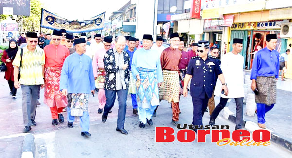  Hajiji (lima kanan) bersama umat Islam lain menyertai perarakan dari Padang Istiadat Daerah Tuaran ke Dewan Sri Sulaman.