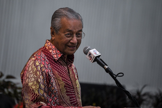 Dr Mahathir berucap pada Majlis Makan Malam Santai 2020 Parlimen Kuala Kedah di Dewan Besar Sekolah Kebangsaan Taman Bersatu malam tadi. - Gambar Bernama 