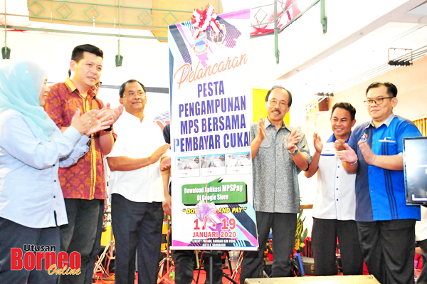  Jaujan (tiga kiri) bersama tetamu kehormat lain ketika menyempurnakan gimik perasmian.