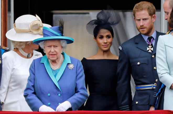  Gambar fail 10 Julai, 2018 menunjukkan (dari kiri) Elizabeth II bersama Harry dan Megan serta ahli keluarga diraja yang lain di atas balkoni Istana Buckingham sempena ulang tahun ke-100 Tentera Udara Diraja (RAF). — Gambar AFP