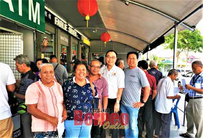  Wong (tengah) maya meda kaunter nya.