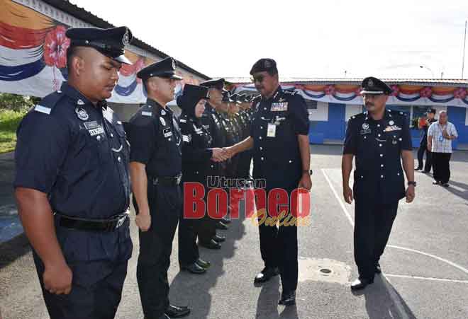  Ramli diperkenalkan kepada pegawai polis yang menyertai perbarisan sambil diiringi DSP Jo.