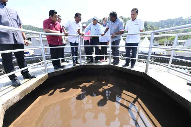  Dr Mahathir mendengar penerangan daripada Menteri Air,Tanah dan Sumber Asli Datuk Dr Xavier Jayakumar (tiga kiri) ketika mengadakan lawatan ke Loji Rawatan Kumbahan Pantai Tengah di Langkawi, semalam. — Gambar Bernama