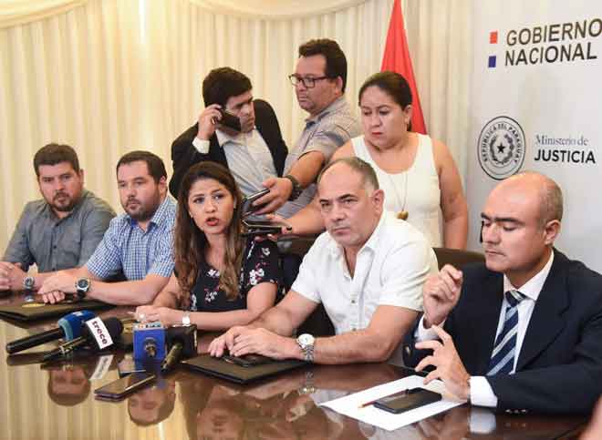  Perez (tengah) bercakap semasa sidang akhbar di Asuncion, kelmarin. — Gambar AFP