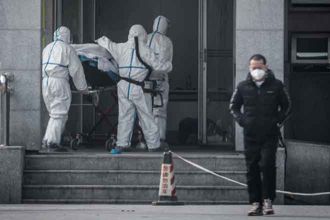  Kakitangan perubatan mengusung masuk seorang pesakit ke dalam Hospital Jinyintan yang menempatkan unit rawatan virus misteri mirip SARS itu di Wuhan, wilayah tengah Hubei pada Sabtu lalu. — Gambar AFP