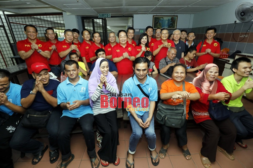 Wong bersama ahli PSB dan sebahagian penerima sumbangan Tahun Baharu Cina di bawah Persatuan Orang Bagi Orang Buta Sarawak mengucapkan 'Gong xi Fa Cai'. - Gambar oleh Chimon Upon