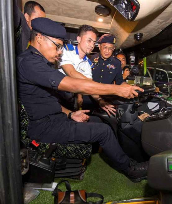  Hanif (kiri) membuat pemeriksaan brek bas semasa Operasi Pemantauan Penguatkuasaan di Terminal Bas Lembah Sireh sempena Operasi Tahun Baharu Cina 2020 semalam. — Gambar Bernama