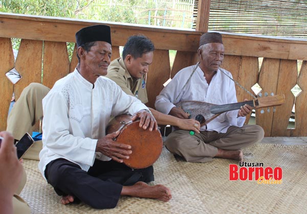  Pak Akil Bujang (tengah) bersama pak Haryadi dan Pak Sahid.