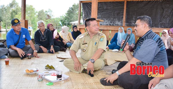  Ketua rombongan Abd Naddin Haji Shaiddin berucap sambil diperhatikan oleh kepala desa Pak Suhaimi.