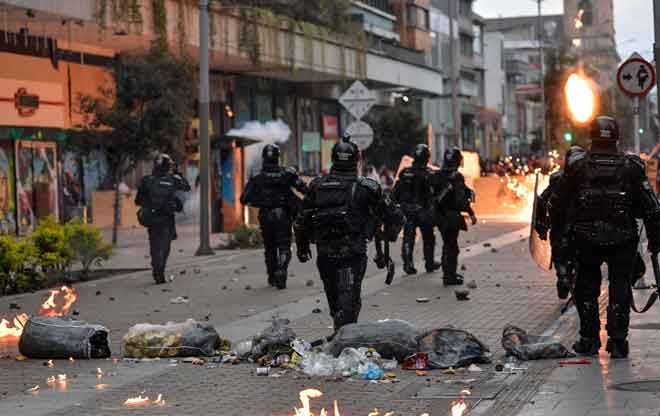  Para penunjuk perasaan bertelingkah dengan polis antirusuhan semasa demonstrasi antikerajaan Duque di Bogota, kelmarin. — Gambar AFP
