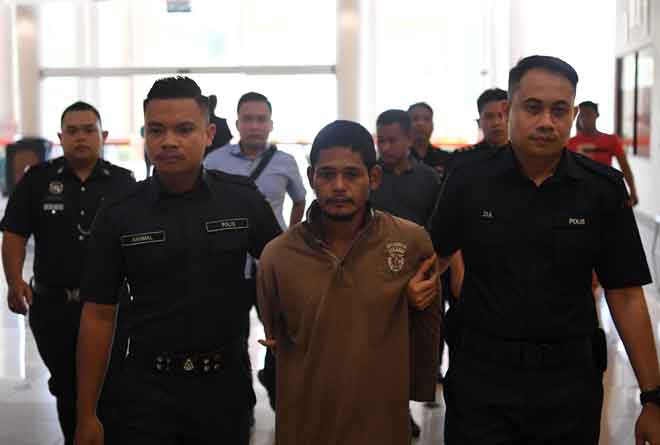  Mohd Afih dibawa ke Mahkamah Majistret Kuantan semalam atas pertuduhan membunuh warga emas di pekarangan sebuah masjid di sini, kira-kira dua minggu lalu. — Gambar Bernama