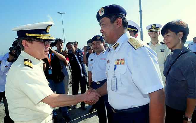  Nurul Hizam (dua kanan) bersalaman dengan Suzuki Shiro (kiri) ketika menyambut ketibaan Kapal Echigo PLH 08 milik Japan Coast Guard (JCG) yang berlabuh di Pusat Hidrografi Nasional Pelabuhan Klang, Pelabuhan Klang semalam. — Gambar Bernama