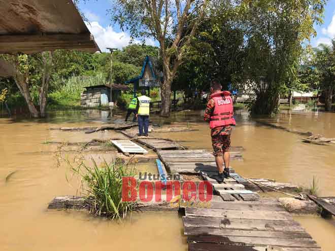 Bomba enggau pemesai polis ari Marudi beratika gaya ampuh bah di Long Teru kemari.