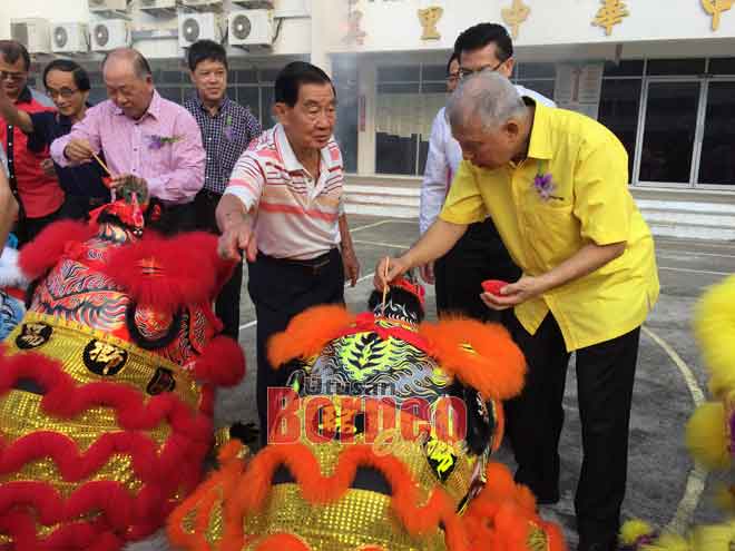  Ting melakukan simbolik merasmikan majlis berkenaan dengan menitik mata singa kumpulan tarian singa SMK Chung Hua Miri sambil disaksikan yang lain.