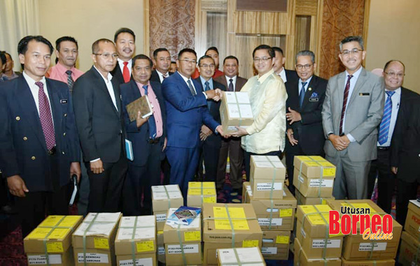  Setiausaha Kerajaan Negeri (SKN) Datuk Safar Untong (empat kiri) menyampaikan baucar BSH kepada Timbalan Presiden Majlis Perbandaran Tawau (MPT) Tony Koh (empat kanan) untuk diagihkan kepada penerima di bahagian pedalaman Tawau.