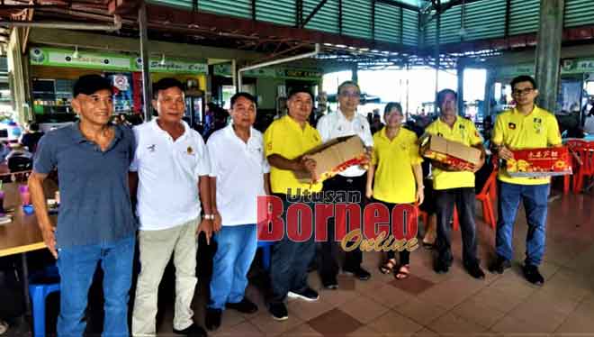  Wong (empat kanan) begulai enggau bala kunsilor SRDC sereta SDC lebuh ti nyuaka limau mandarin ba Sibu Jaya, kemari.