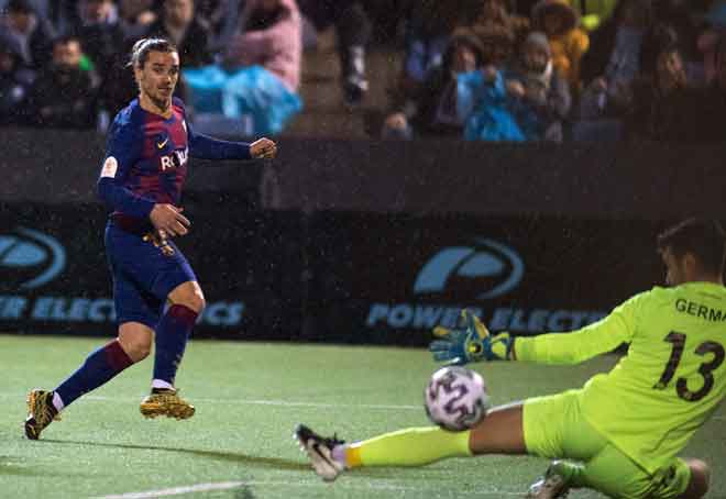  Griezmann (kiri) menyaksikan bola rembatannya melepasi penjaga gol Ibiza sebelum menerjah jaring untuk gol kedua Barca pada perlawanan di  Ibiza, Sepanyol kelmarin. — Gambar AFP