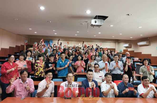  Ling, Dr Ting serta yang lain bergambar bersama guru dan kakitangan RRSS selepas majlis penyampaian bonus khas di sekolah berkenaan di Miri, semalam.