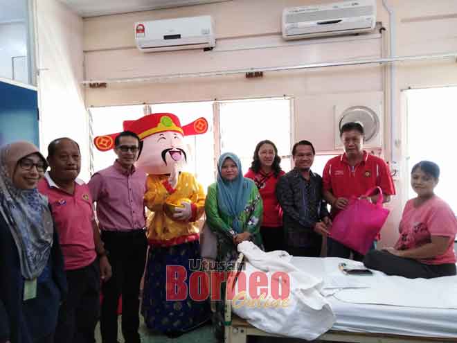  Superi (tiga kiri) bersama Dr Nur Hazwani (kiri), Ang (enam kiri) dan Fakri pada penyerahan hamper di wad bersalin Hospital Limbang semalam.