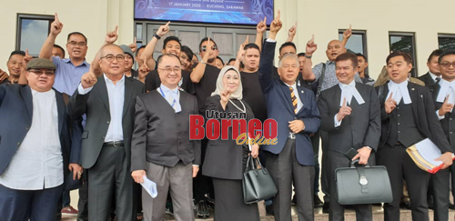 Menteri Muda Undang-undang Datuk Sharifah Hasidah Syed Aman Ghazali bersama penasihat undang-undang negeri Dato Sri JC Fong dan Talat bersama para penyokong di depan Mahkamah Kuching.