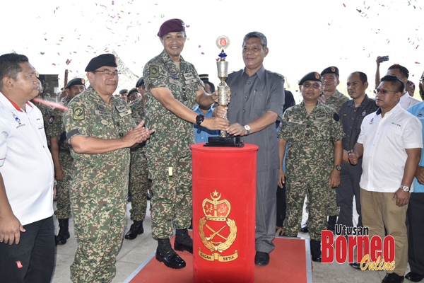  Muhammad Fauzi dan Dumi ketika meletakkan cokmar di podium khas sebagai simbolik perasmian majlis.