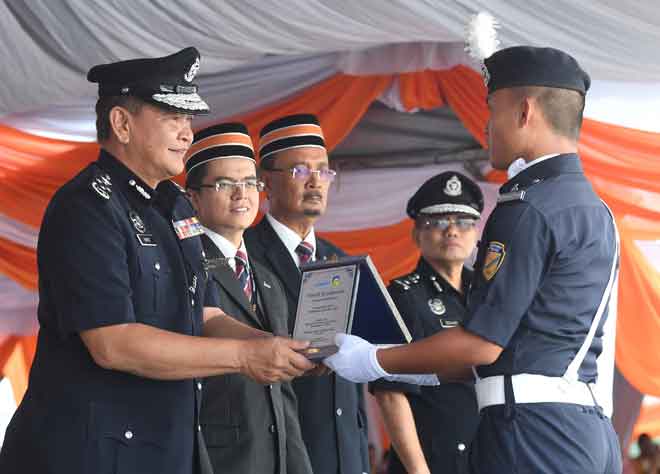  Abdul Hamid  (kiri) menyampaikan anugerah kepada Pelatih Terbaik Keseluruhan kepada Muhammad Iqbal Latip semasa hadir pada Perbarisan Tamat Latihan Asas Pegawai dan Pembantu Keselamatan Penerbangan di Kompleks Bunga Raya Lapangan Terbang Antarabangsa Kuala Lumpur (KLIA), Sepang semalam. Turut hadir, Pemangku Ketua Pegawai Eksekutif Malaysia Airports Holdings Berhad (MAHB) Datuk Mohd Shukrie Mohd Salleh (dua kiri).  — Gambar Bernama