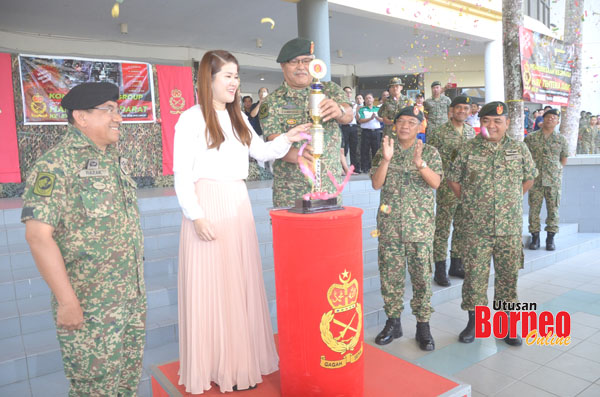  Vivian (dua, kiri) bersama Panglima Medan Timur Tentera Darat, Datuk Wira Zamrose Mohd Zain (tengah) meletakkan cokmar sempena Sambutan Hari Tentera Darat Ke-87 di Kompleks Sukan Sandakan.