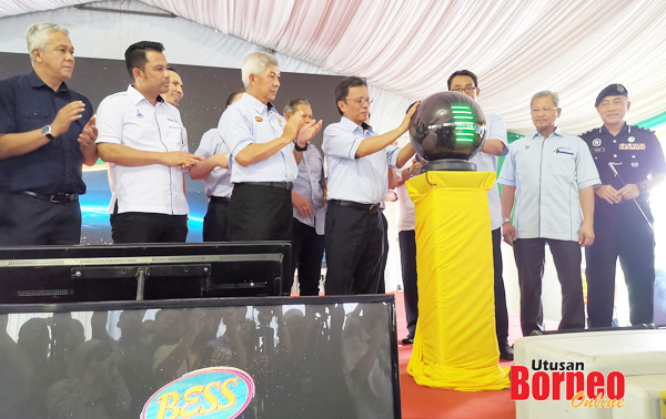  Shafie bersama tetamu kehormat lain merasmikan minyak masak 'Bess'.