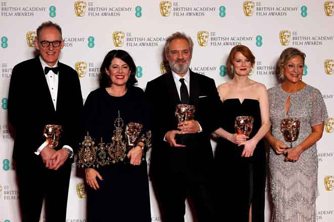  Kelihatan (dari kiri) barisan produser Callum McDougall, Pippa Harris, pengarah Sam Mendes, penulis filem British Krysty Wilson-Cairns dan produser Jayne-Ann Tenggren bergambar dengan anugerah Filem British Terbaik untuk ‘1917’ di Anugerah BAFTA di London pada Ahad lepas.  — Gambar AFP