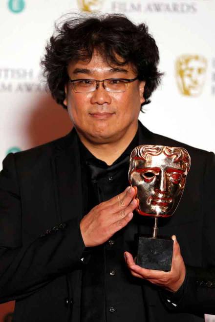  Pengarah Korea Selatan Bong Joon-ho bergambar dengan Anugerah Filem Bukan Dalam Bahasa Inggeris Terbaik untuk  ‘Parasite’ di Anugerah BAFTA yang diadakan di Royal Albert Hall, London pada Ahad lepas. — Gambar AFP