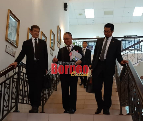 JC Fong bersama Peguam Negeri Datuk Talat Mahmood Abdul Rashid selesai prosiding di kamar hakim.