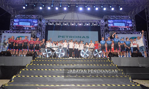  Mohd Shafie, Phoong dan Syed Saddiq semasa acara pengenalan pasukan di Padang Merdeka di sini semalam. - Gambar Ihsan Jabatan Penerangan