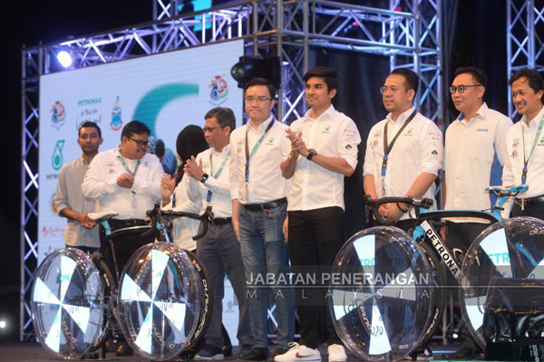  Mohd Shafie, Syed Saddiq dan Phoong serta para jemputan khas lain memperkenalkan barisan pasukan-pasukan yang bertanding merebut kejuaraan Petronas LTdL 2020 di Padang Merdeka semalam. - Gambar Ihsan Jabatan Penerangan.